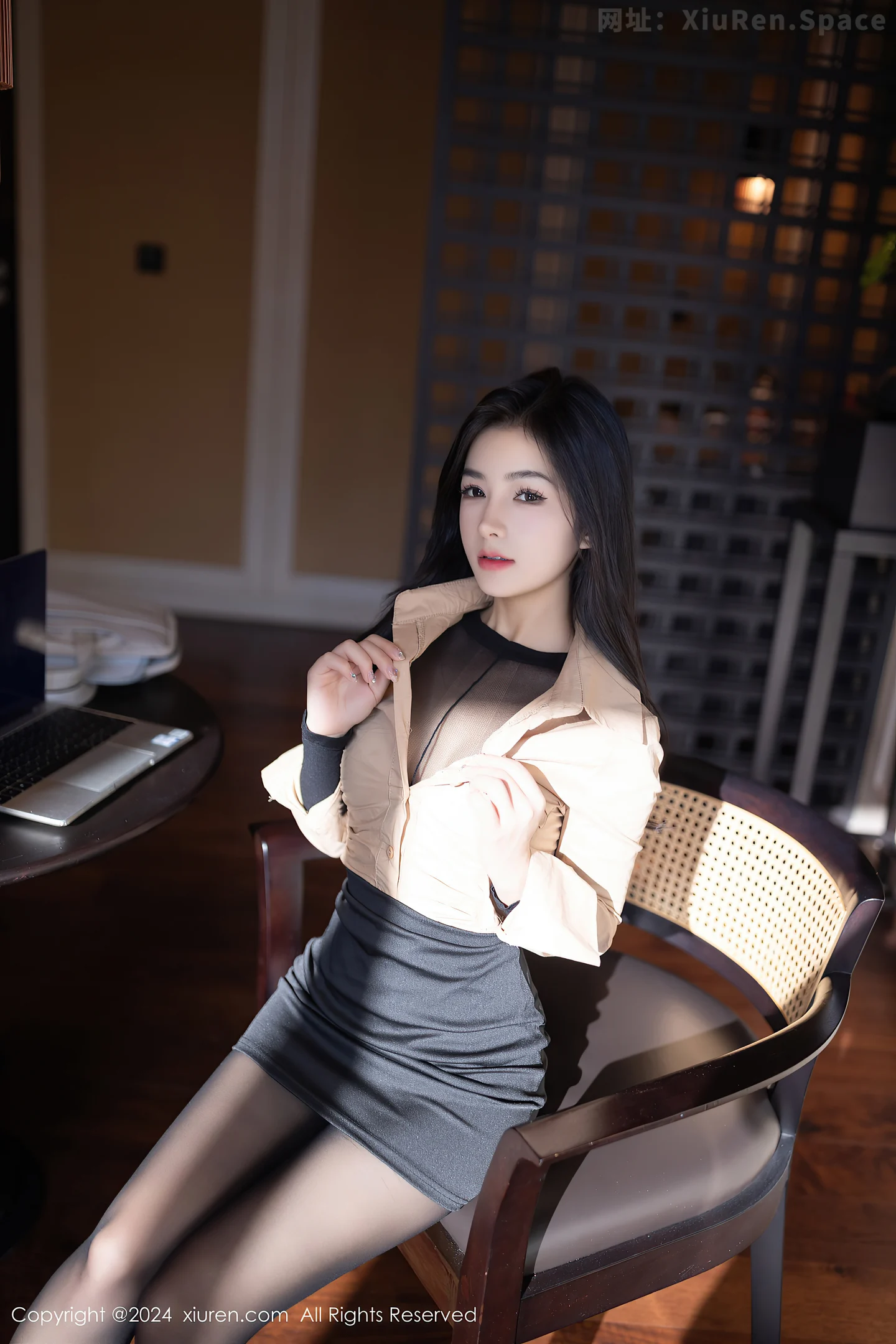 图片[5]-[XiuRen秀人网]VOL.8835 模特谭小灵性感OL服饰露超薄连体黑丝秀丰腴惹火身材诱惑写真80P-秀人网官方网站